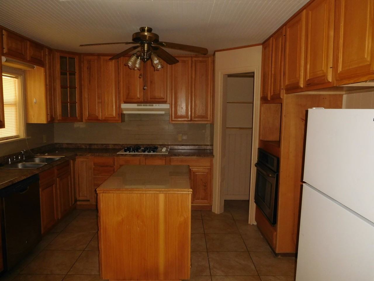 2001 Pecan St - Photo 3 of 4