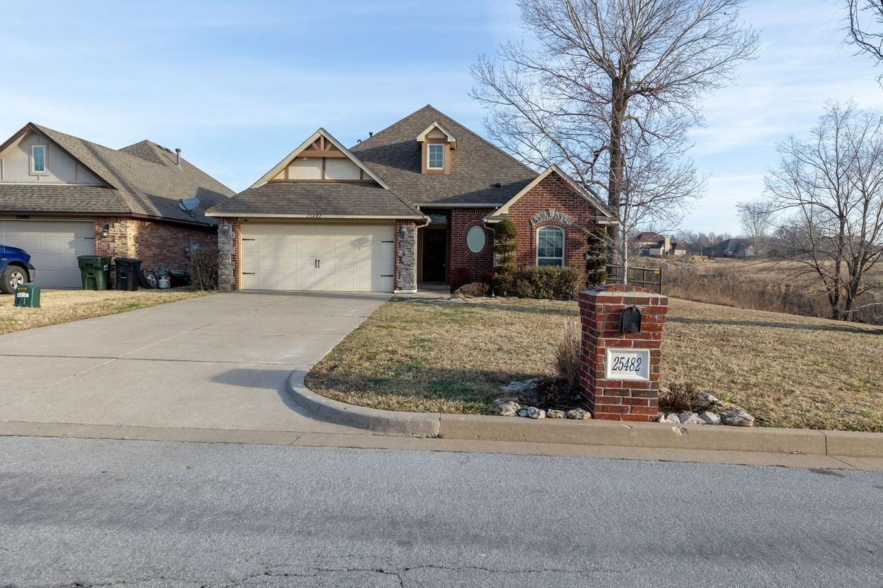 25482 Stonebridge Pkwy - Photo 2 of 17