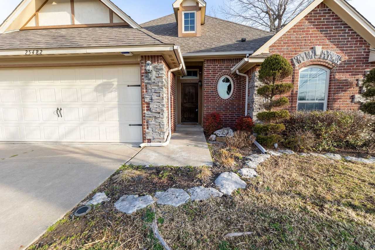 25482 Stonebridge Pkwy - Photo 3 of 17