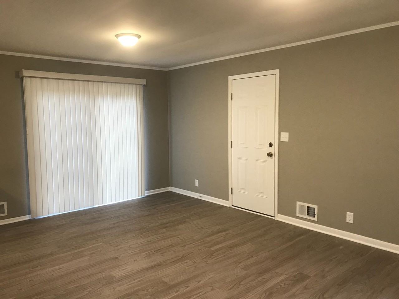 8650 Holliday Dr - Photo 2 of 11