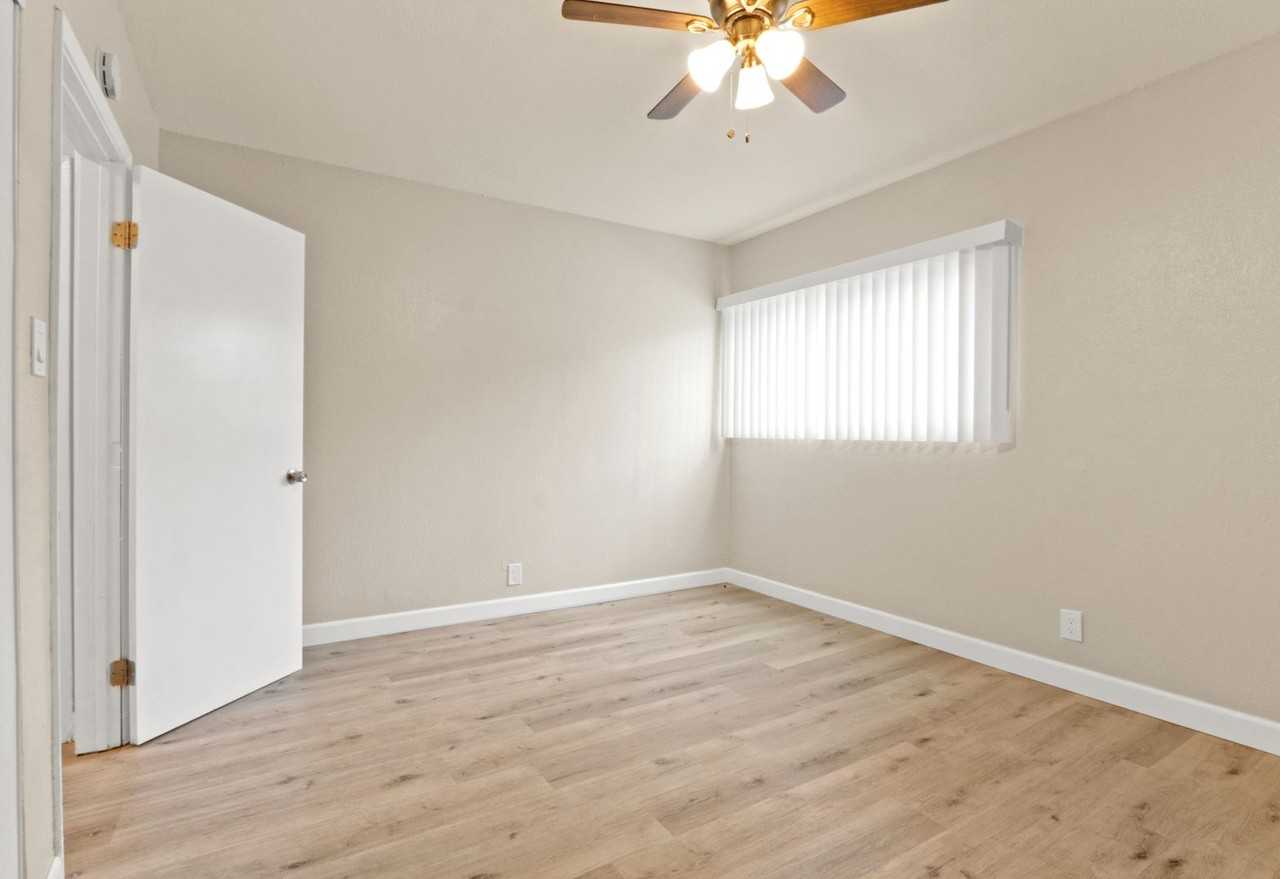 LB1056 - Photo 6 of 21