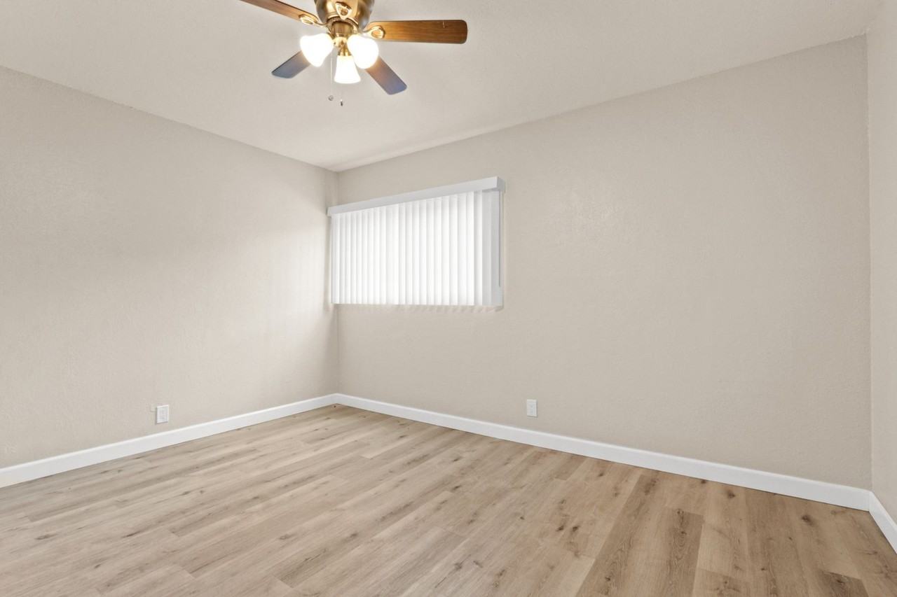 LB1056 - Photo 7 of 21