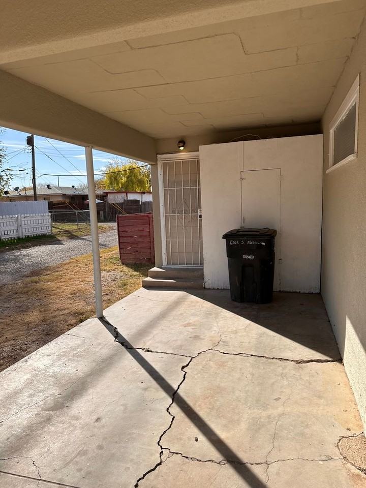 1202 S Missouri Ave - Photo 2 of 15