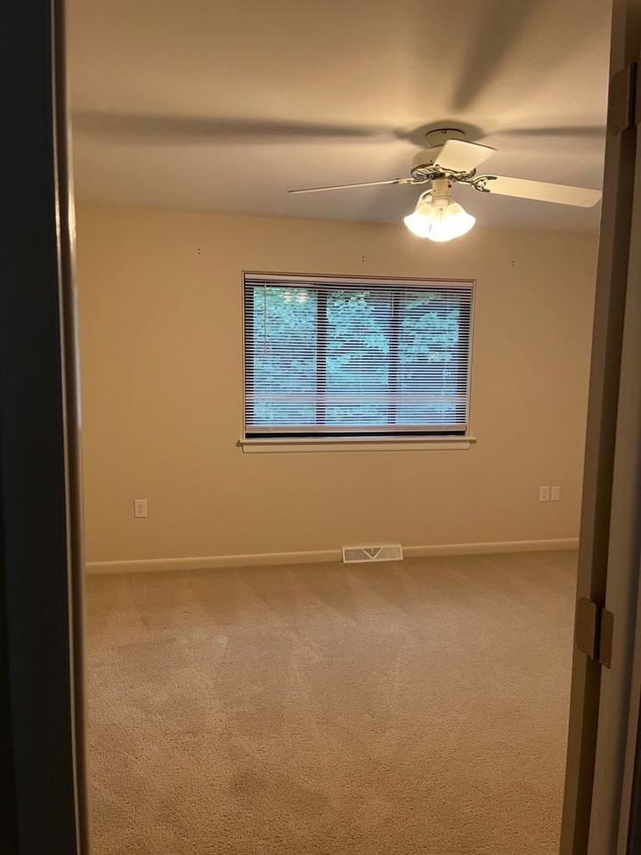 425 Stonegate Ct - Photo 7 of 12