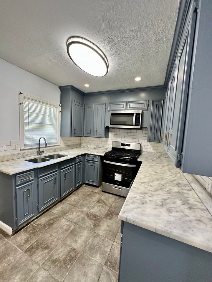 1026 Meadow Heights Dr - Photo 3 of 12