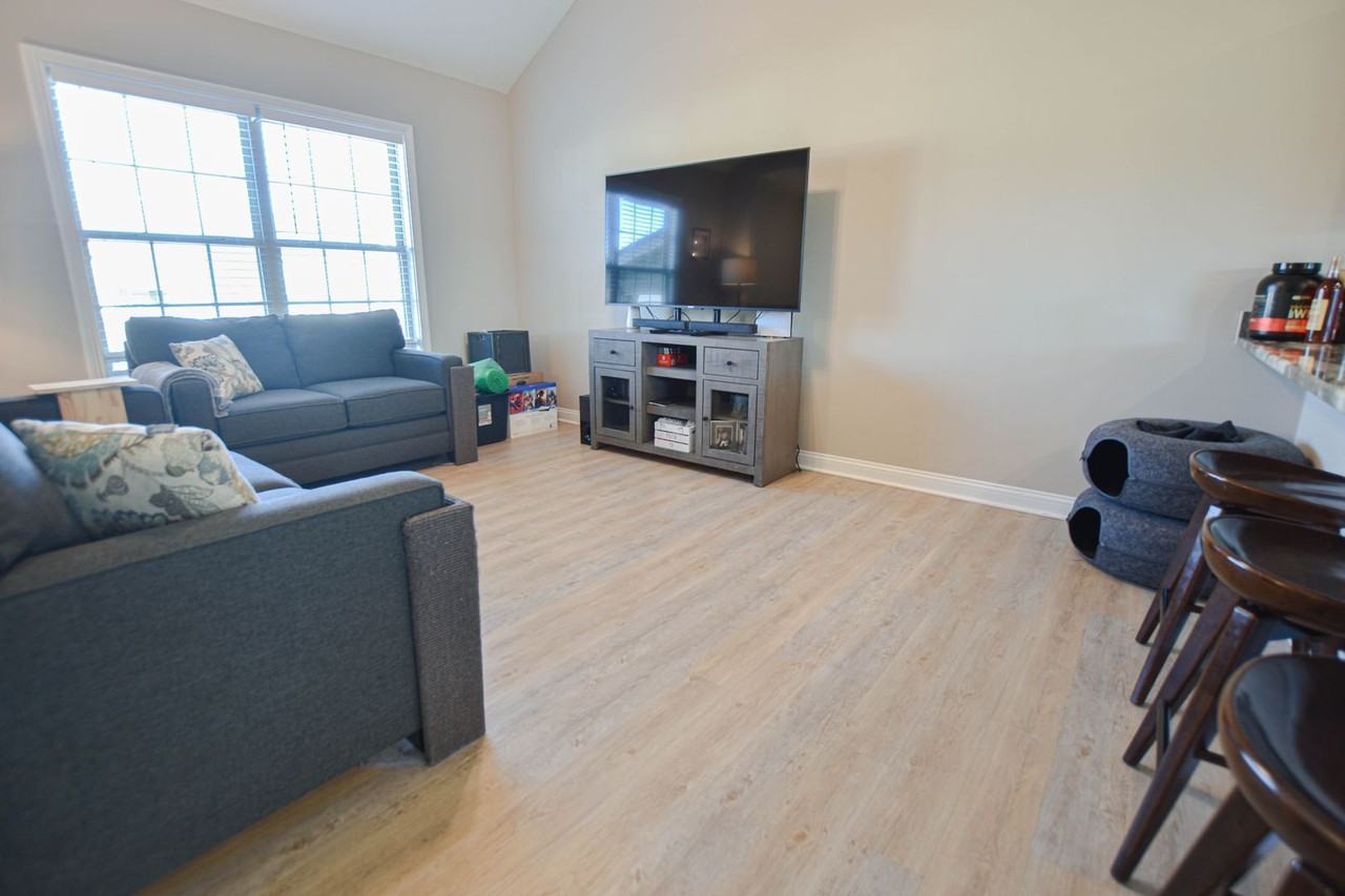 1050 Whitney Dr - Photo 3 of 21