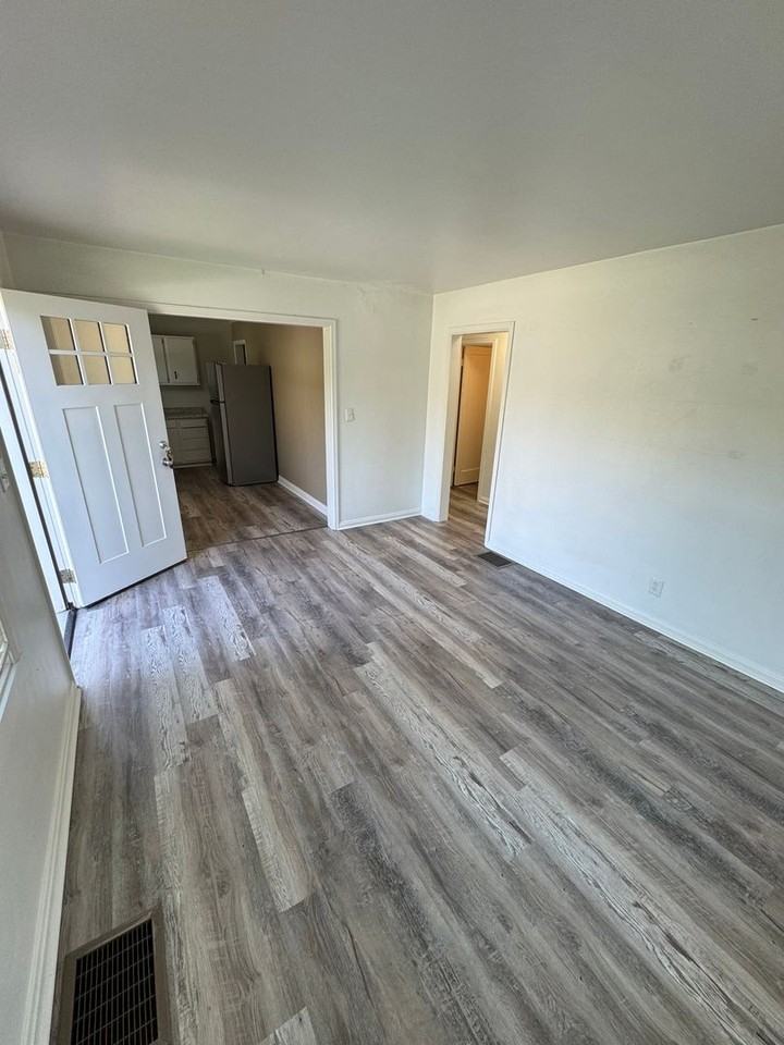 1705 Columbia St - Photo 2 of 13