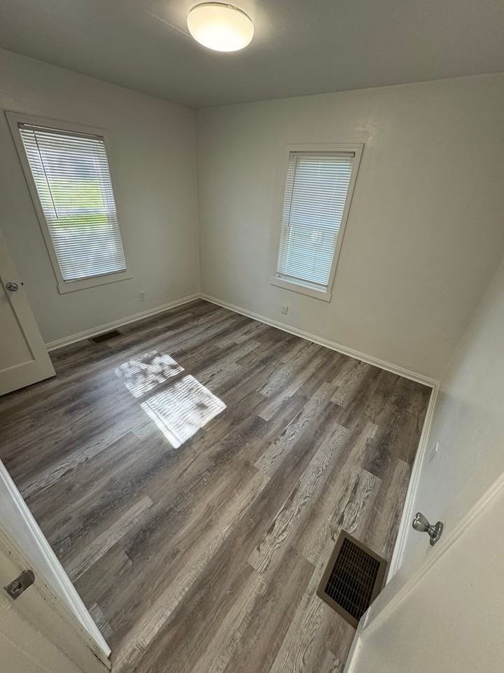 1705 Columbia St - Photo 3 of 13