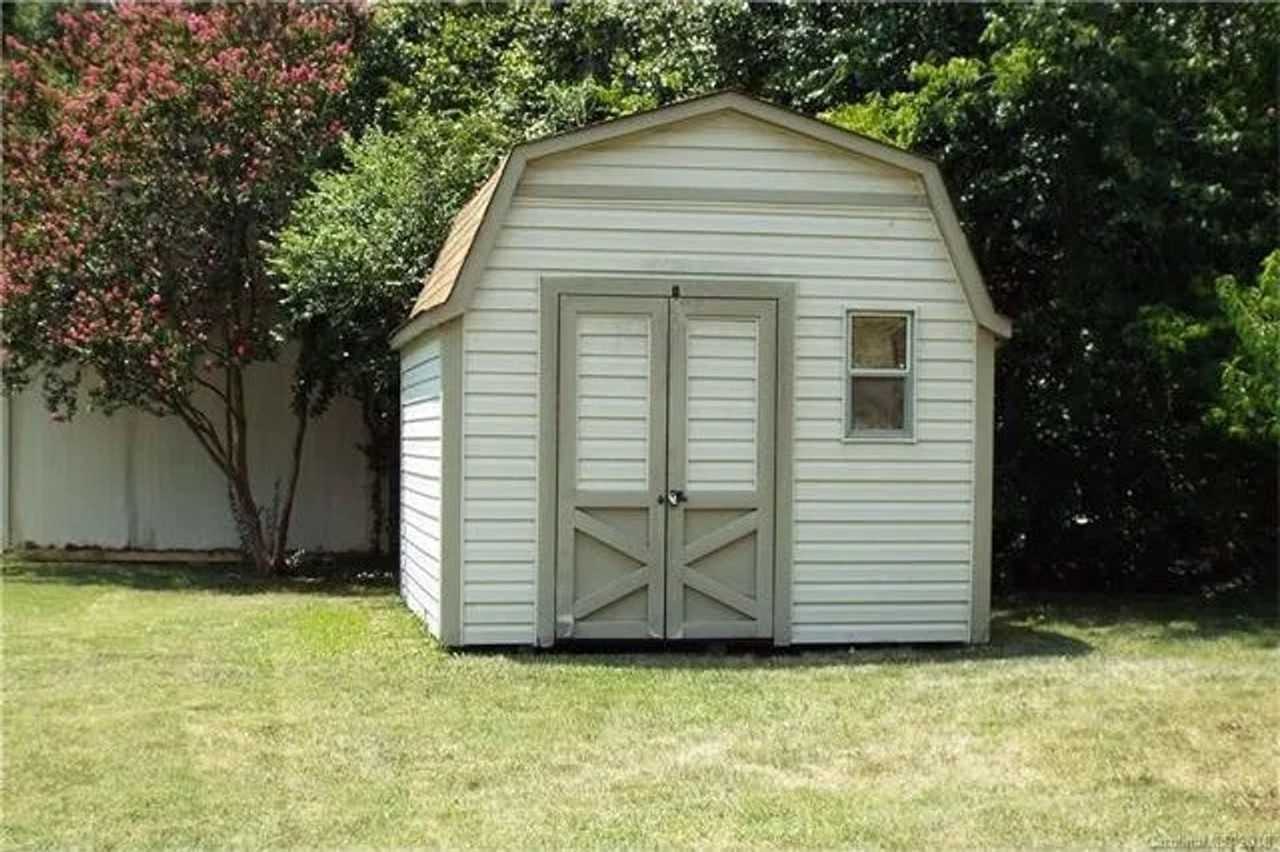 1901 Crandon Dr - Photo 3 of 8