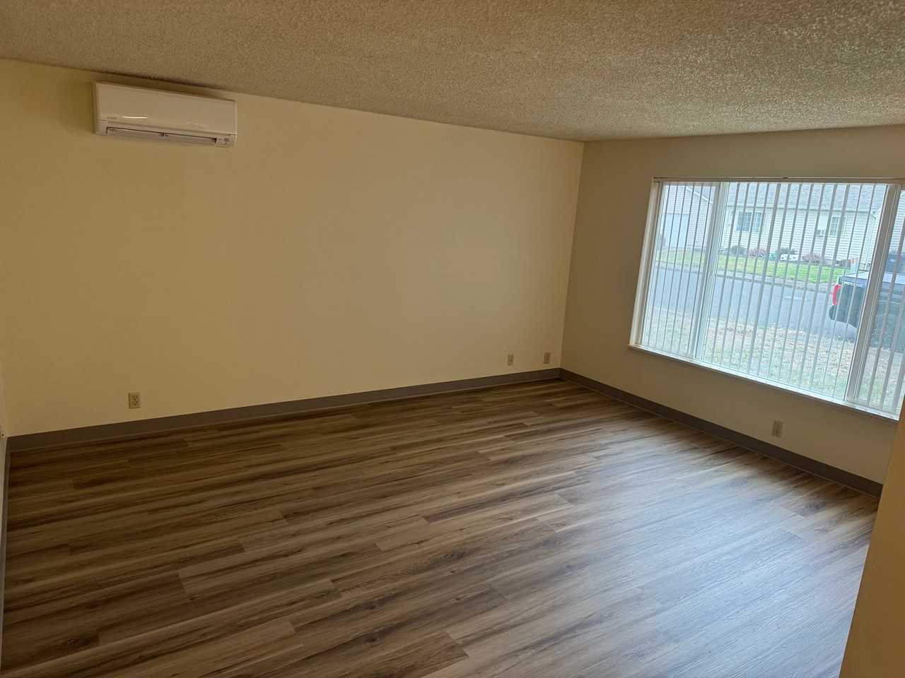 465 E 8th Ave - Photo 3 of 24