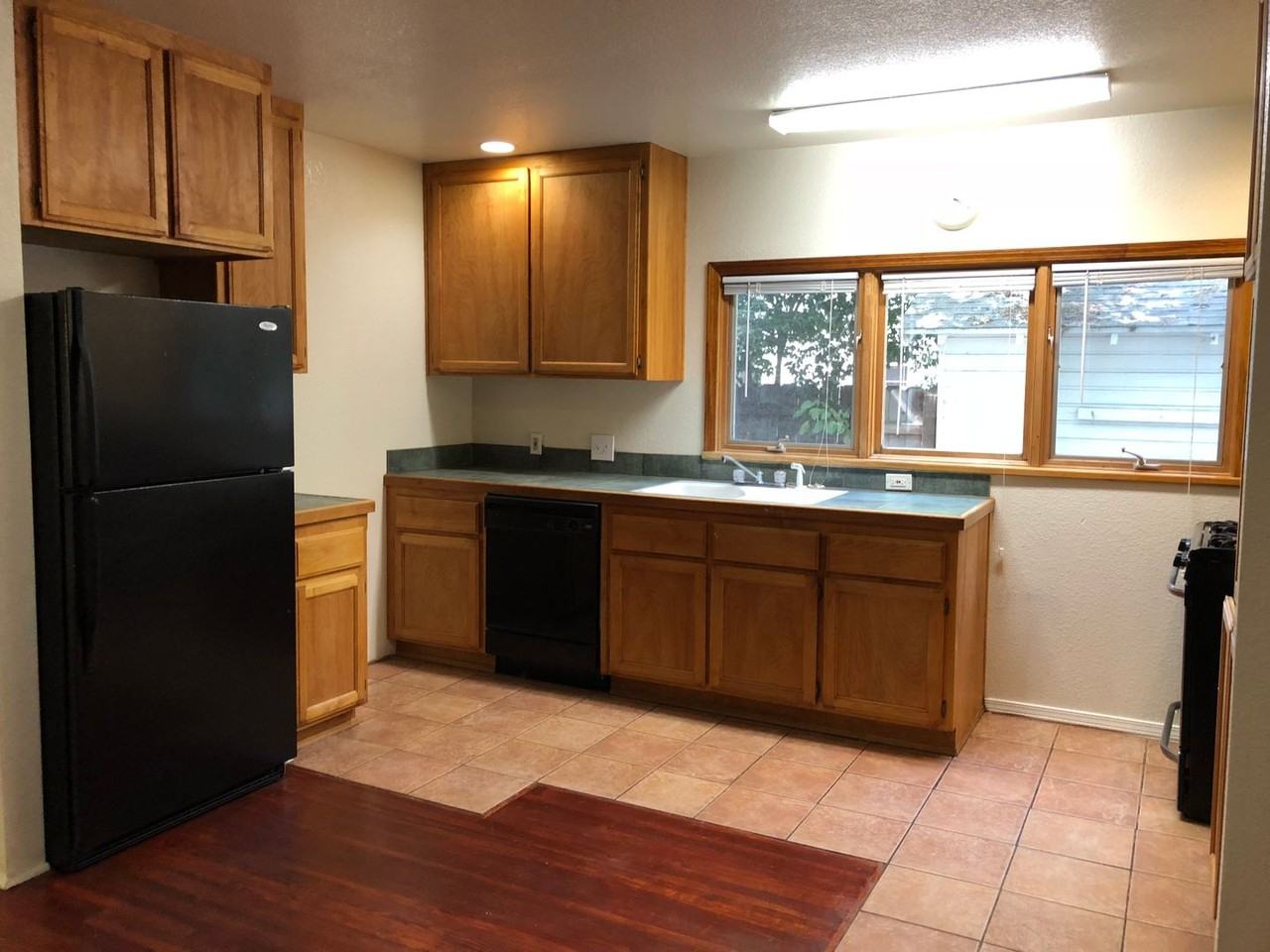 1222 Hobart St - Photo 5 of 27