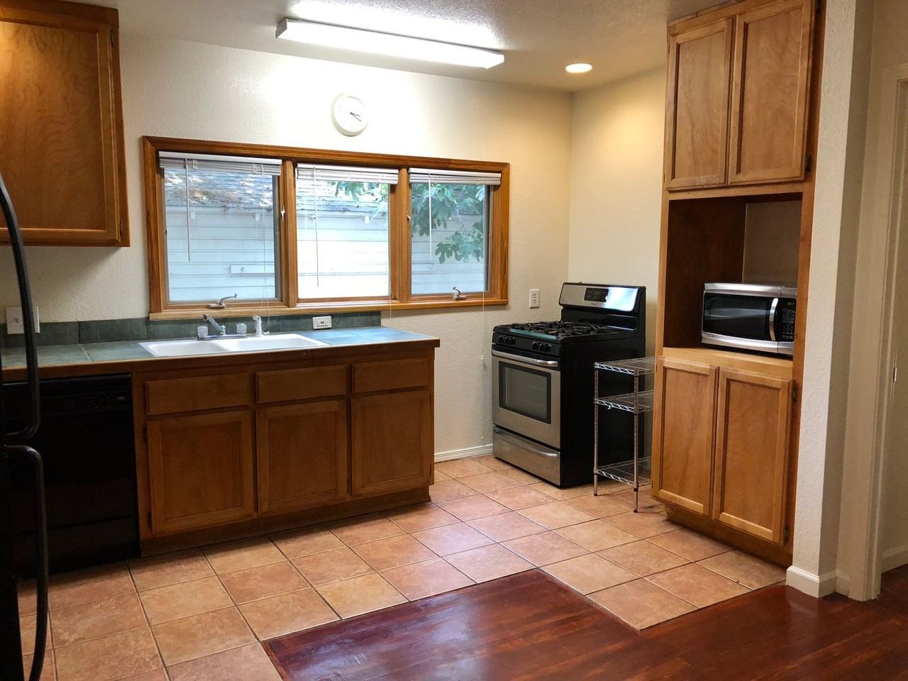 1222 Hobart St - Photo 7 of 27