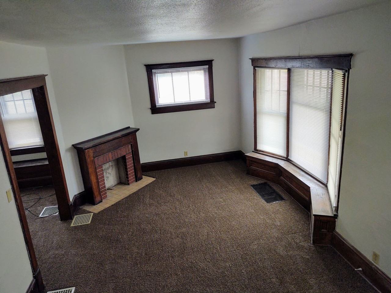 305 College Ave - Photo 4 of 8