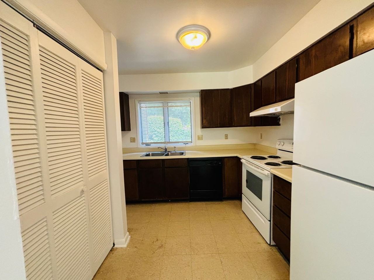 327 Shenandoah Cir - Photo 6 of 19
