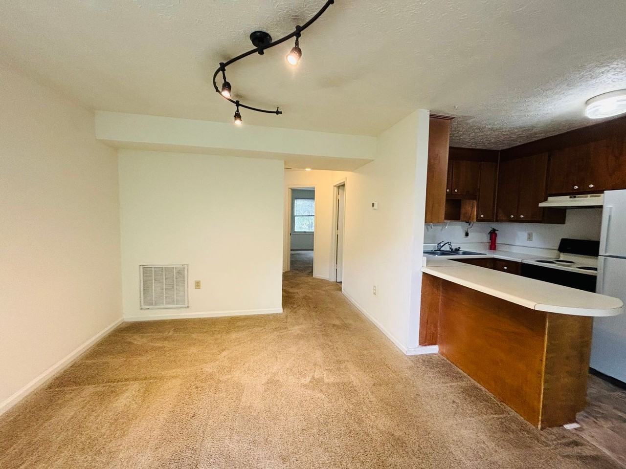 611 Green St - Photo 4 of 24