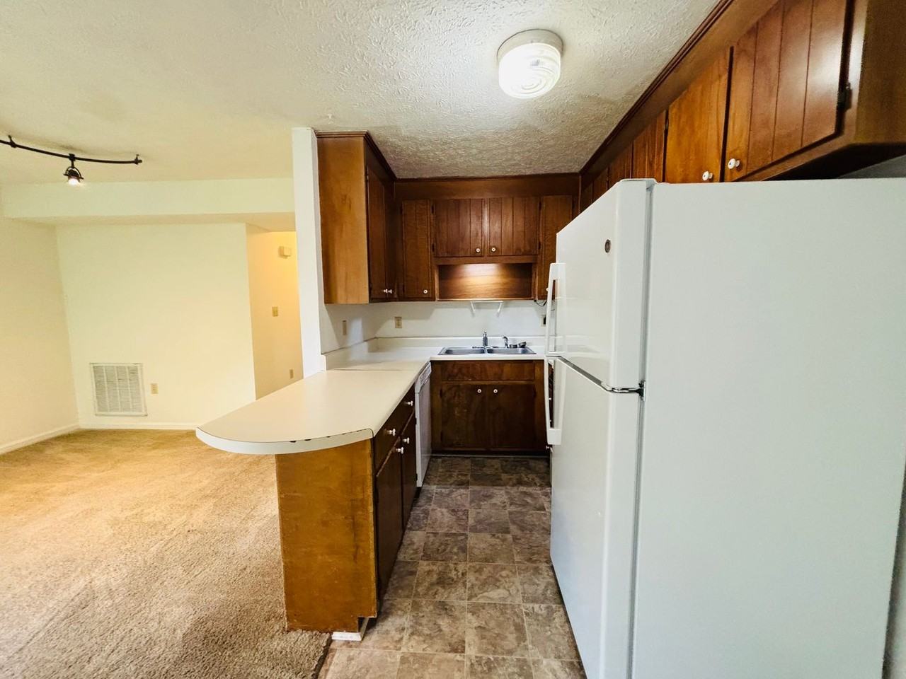 611 Green St - Photo 7 of 24
