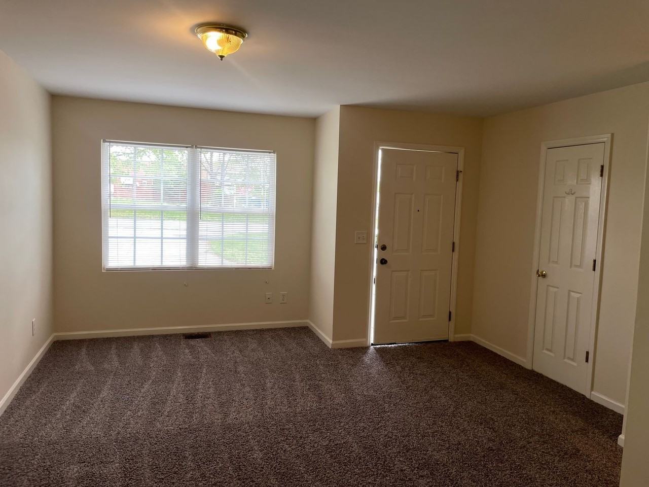 136 Lambert Dr - Photo 4 of 19