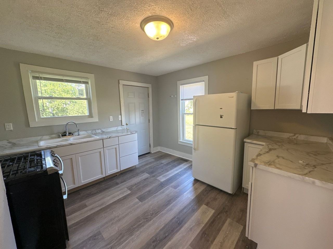 761 Brooks St - Photo 5 of 17