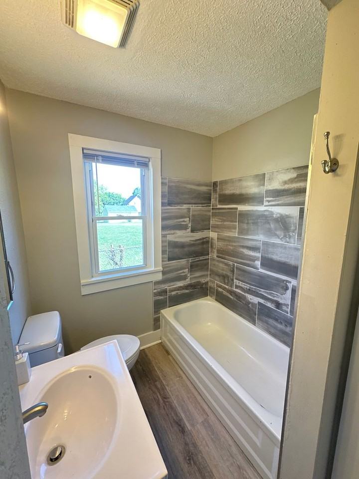 761 Brooks St - Photo 7 of 17