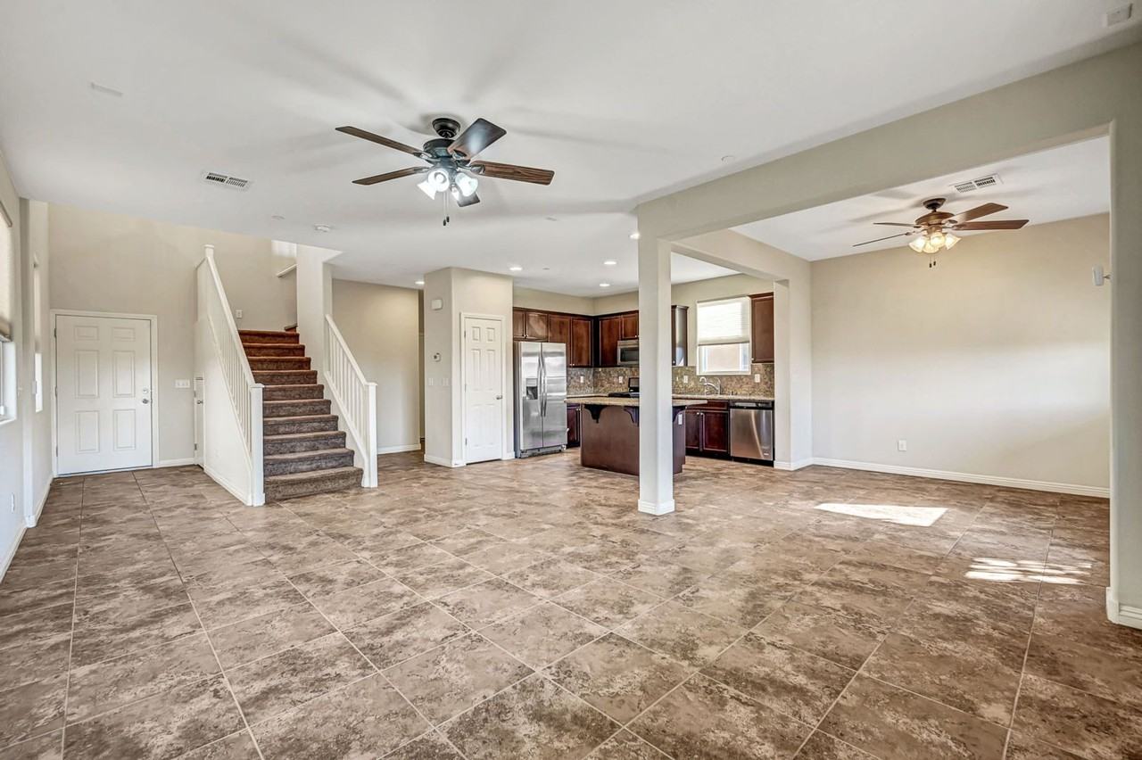 985 Pebble Lake St - Photo 4 of 38