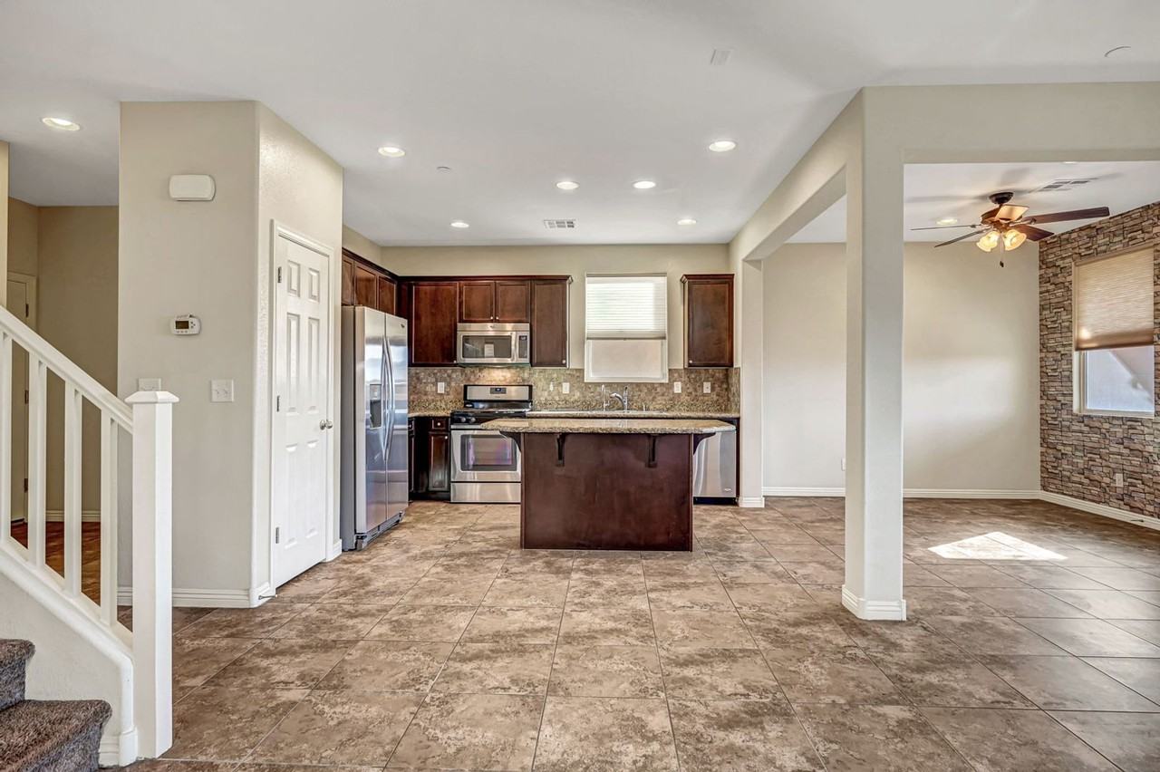 985 Pebble Lake St - Photo 7 of 38