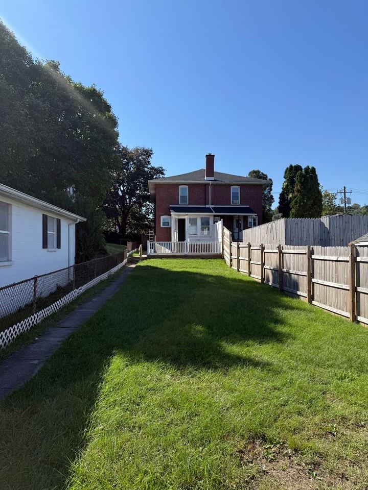 341 W Broad St - Photo 3 of 18