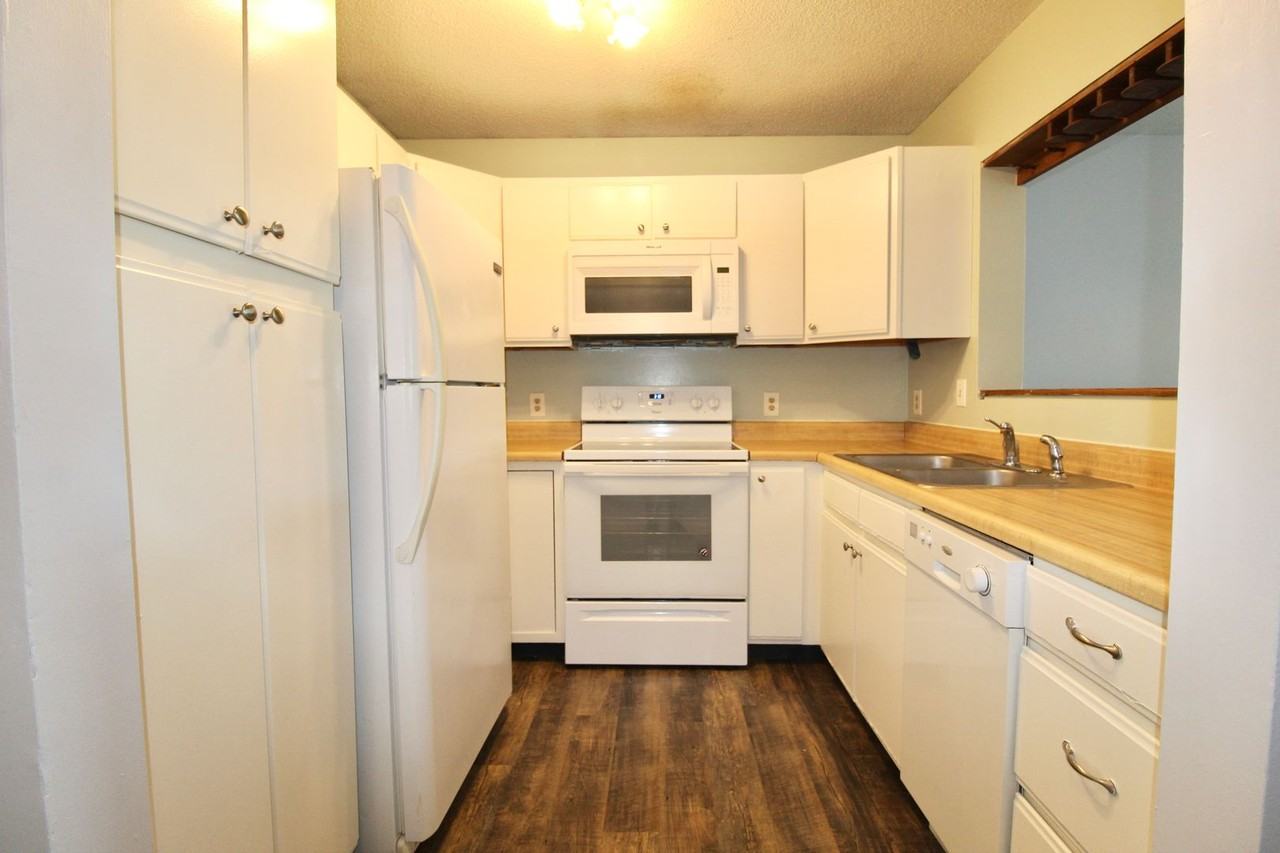 1340 Hunters Rd Apt L - Photo 2 of 17