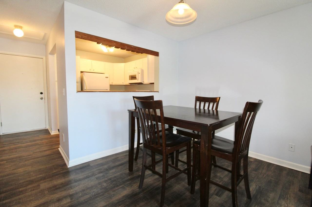 1340 Hunters Rd Apt L - Photo 4 of 17