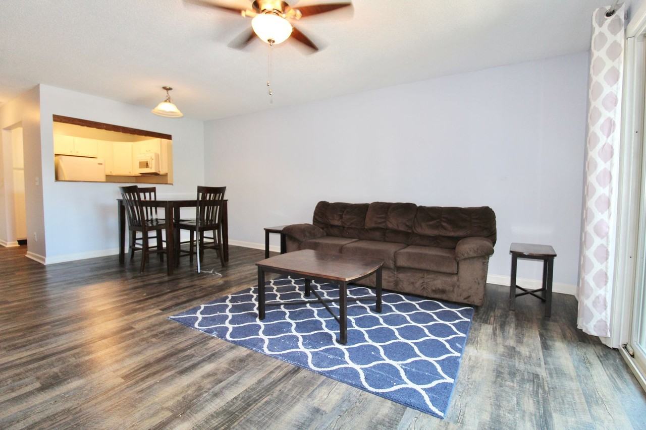 1340 Hunters Rd Apt L - Photo 5 of 17