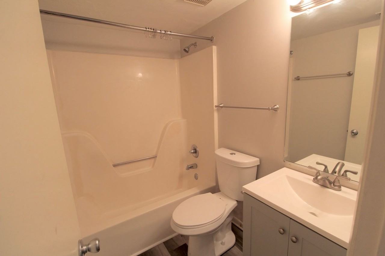 1346 Hunters Rd Apt A - Photo 5 of 16