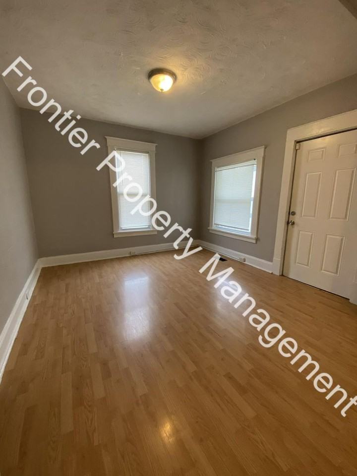 1136 Sutter Ave - Photo 2 of 17