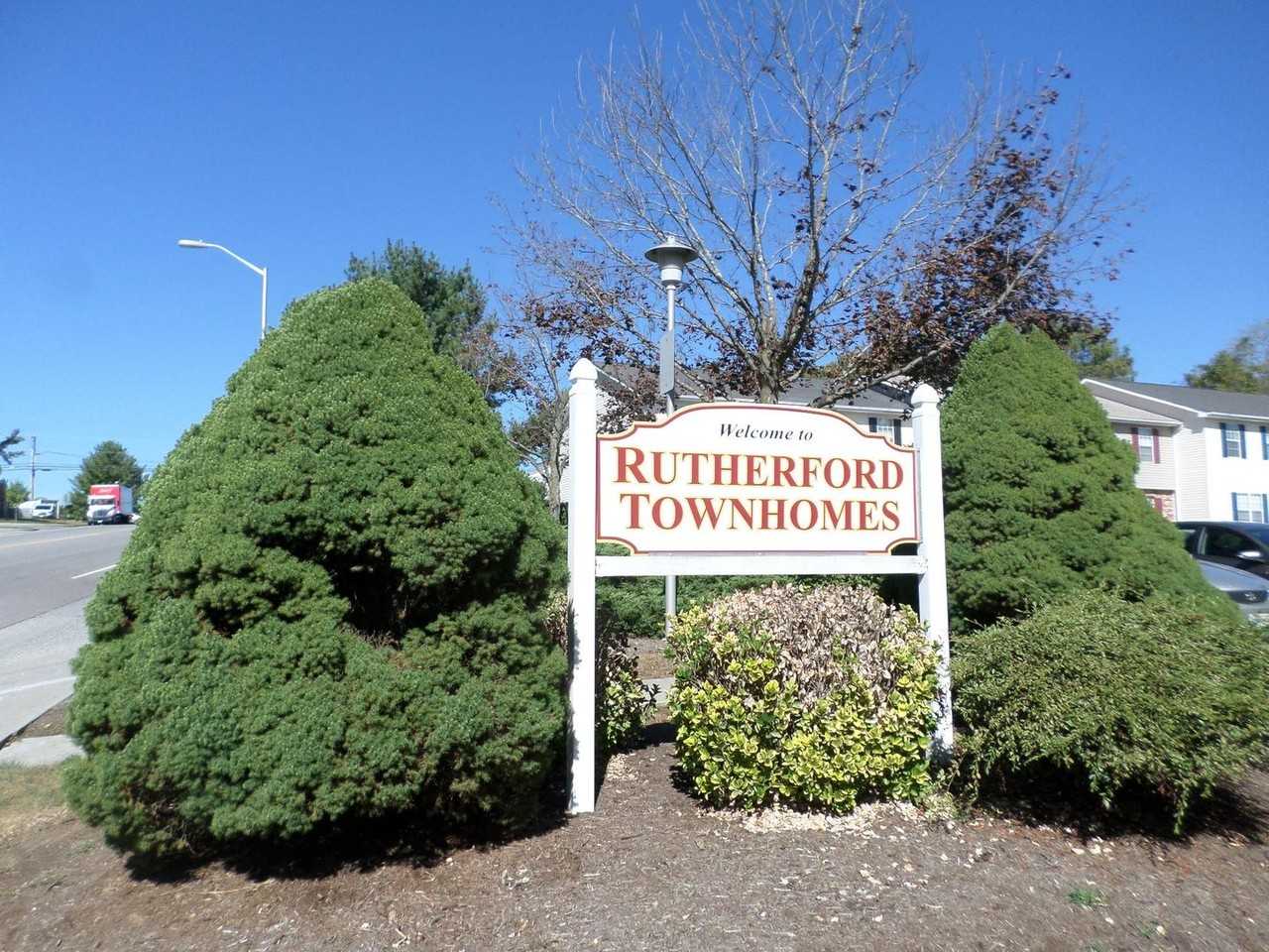 882 Patrick Henry Dr - Photo 2 of 16