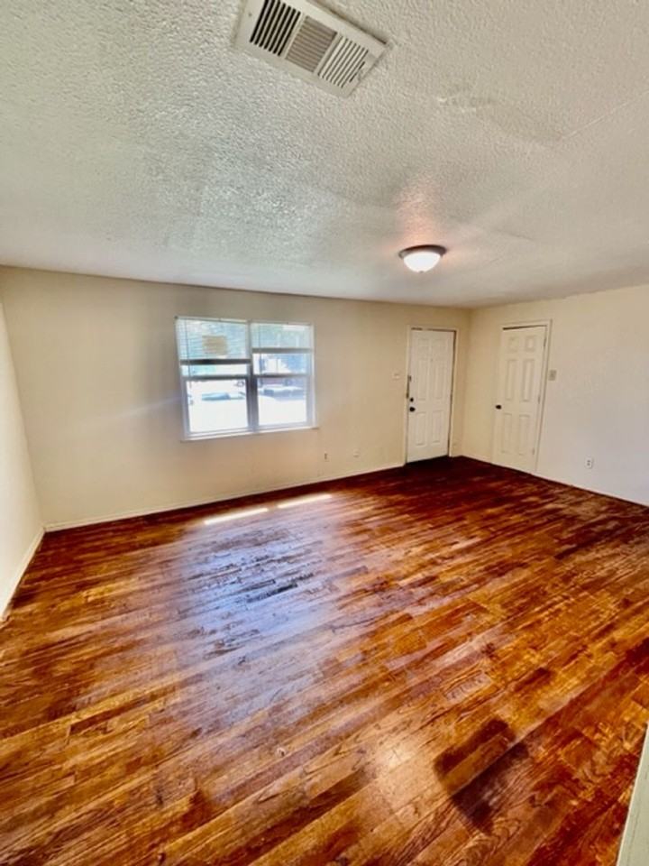 2605 Speight Ave - Photo 4 of 15