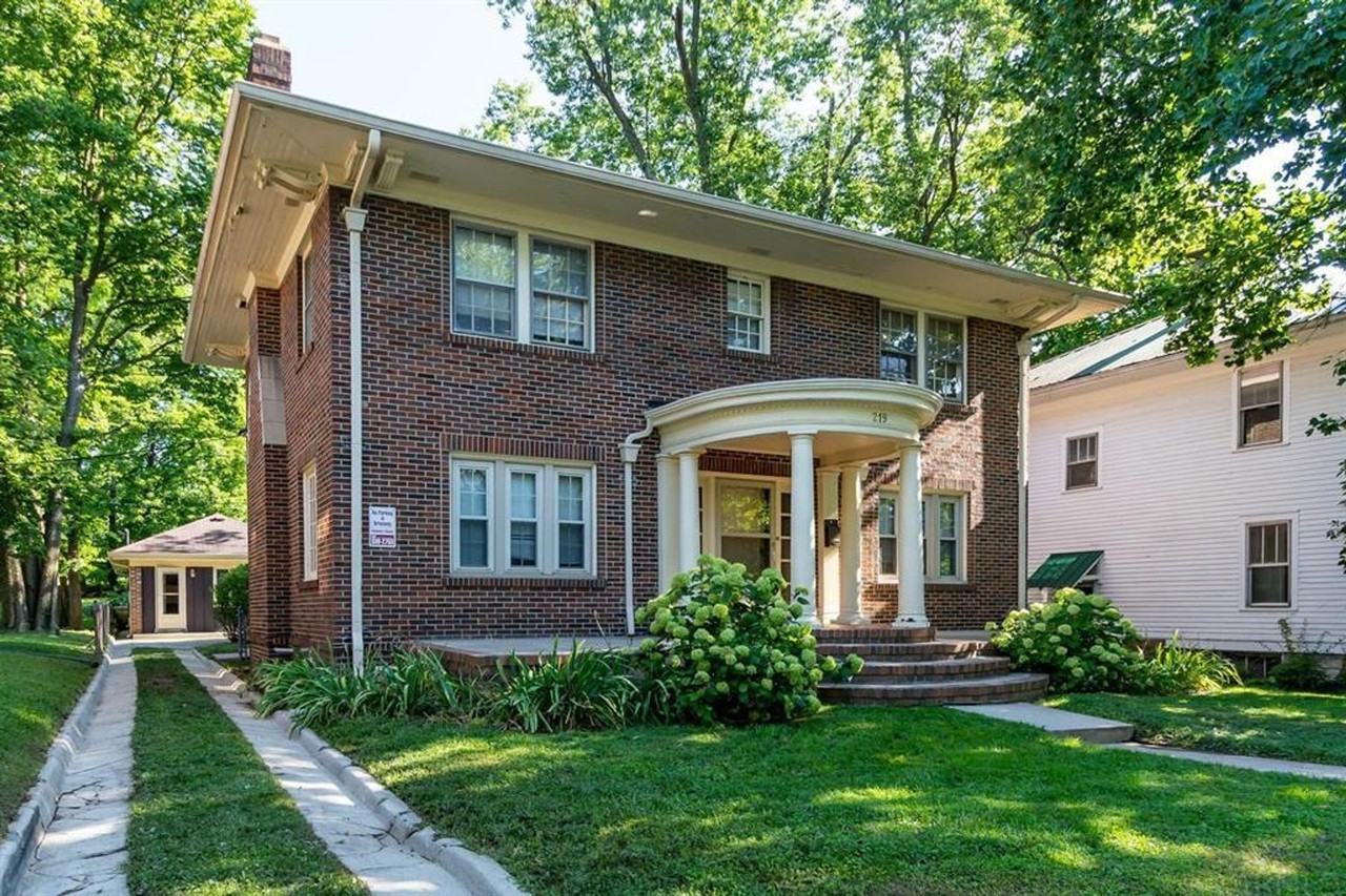 219 1/2 E 8th St - Photo 2 of 11