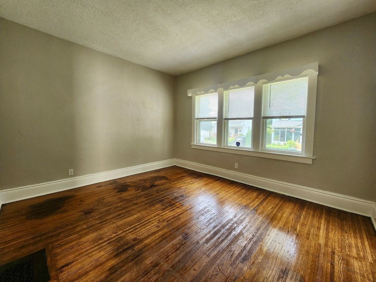 412 Seward St - Photo 3 of 23