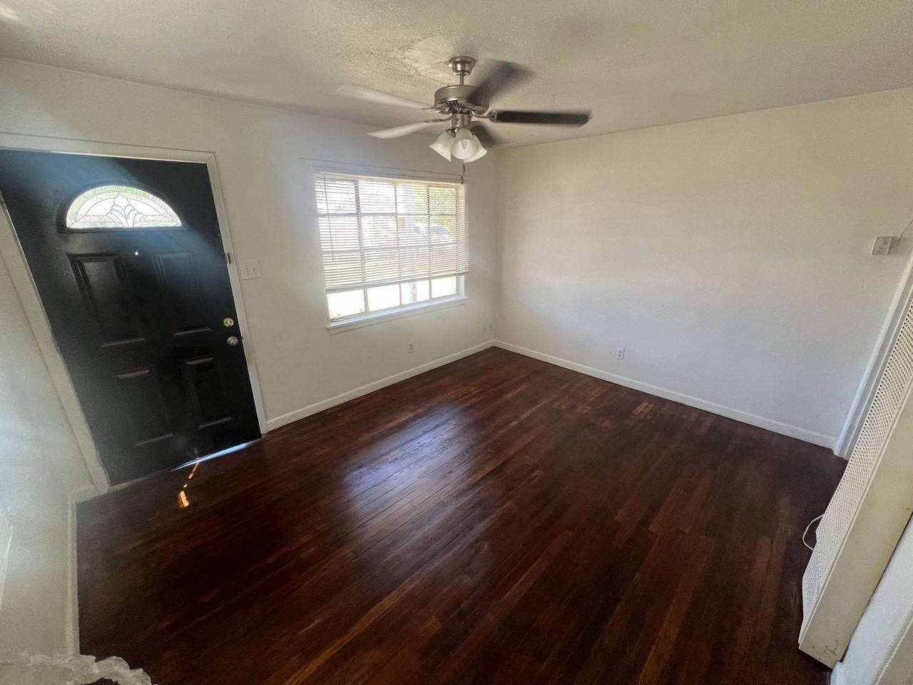 401 39th St - Photo 2 of 9