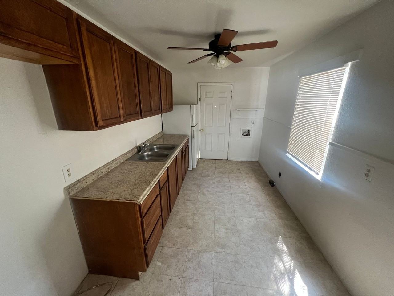 401 39th St - Photo 3 of 9