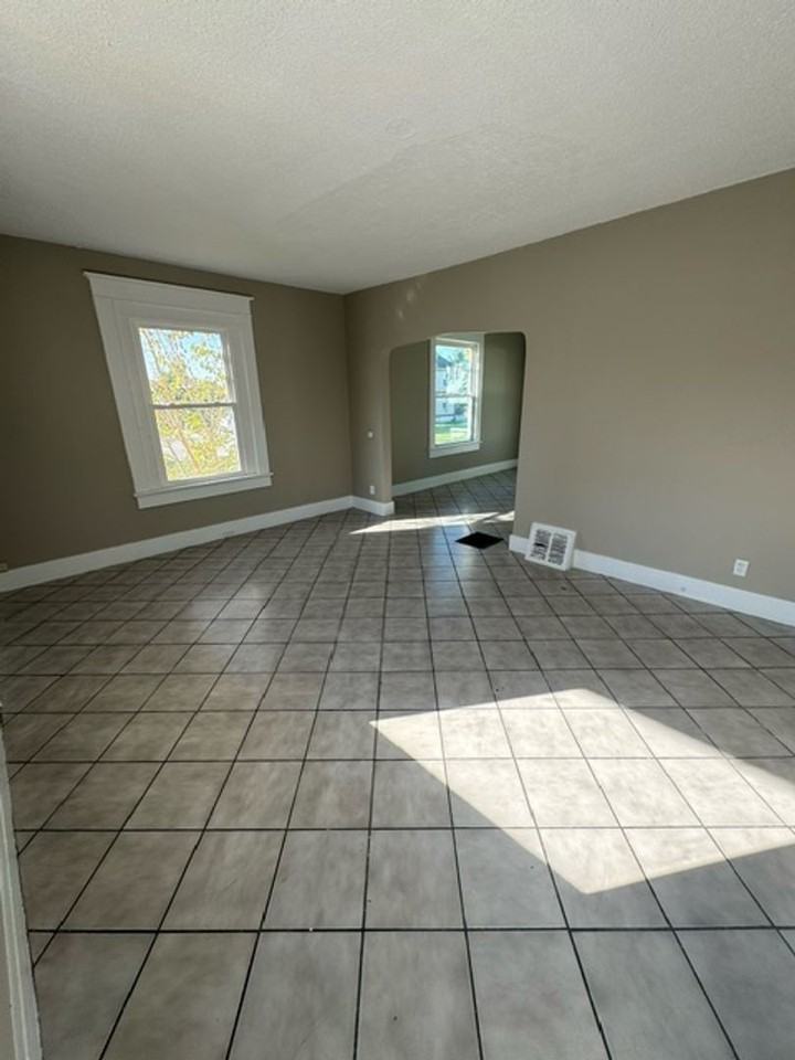 2816 James St - Photo 2 of 8