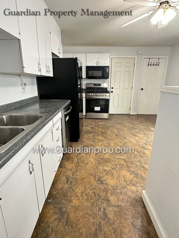 2943 Grand St Ne Lowr - Photo 2 of 15