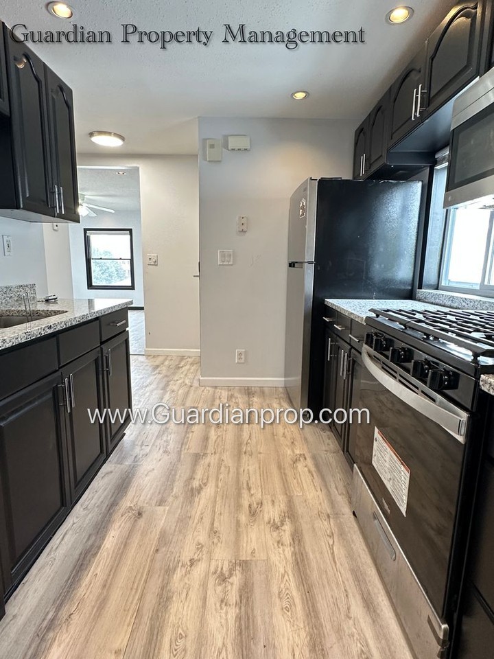 2943 Grand St Ne Uppr - Photo 3 of 20