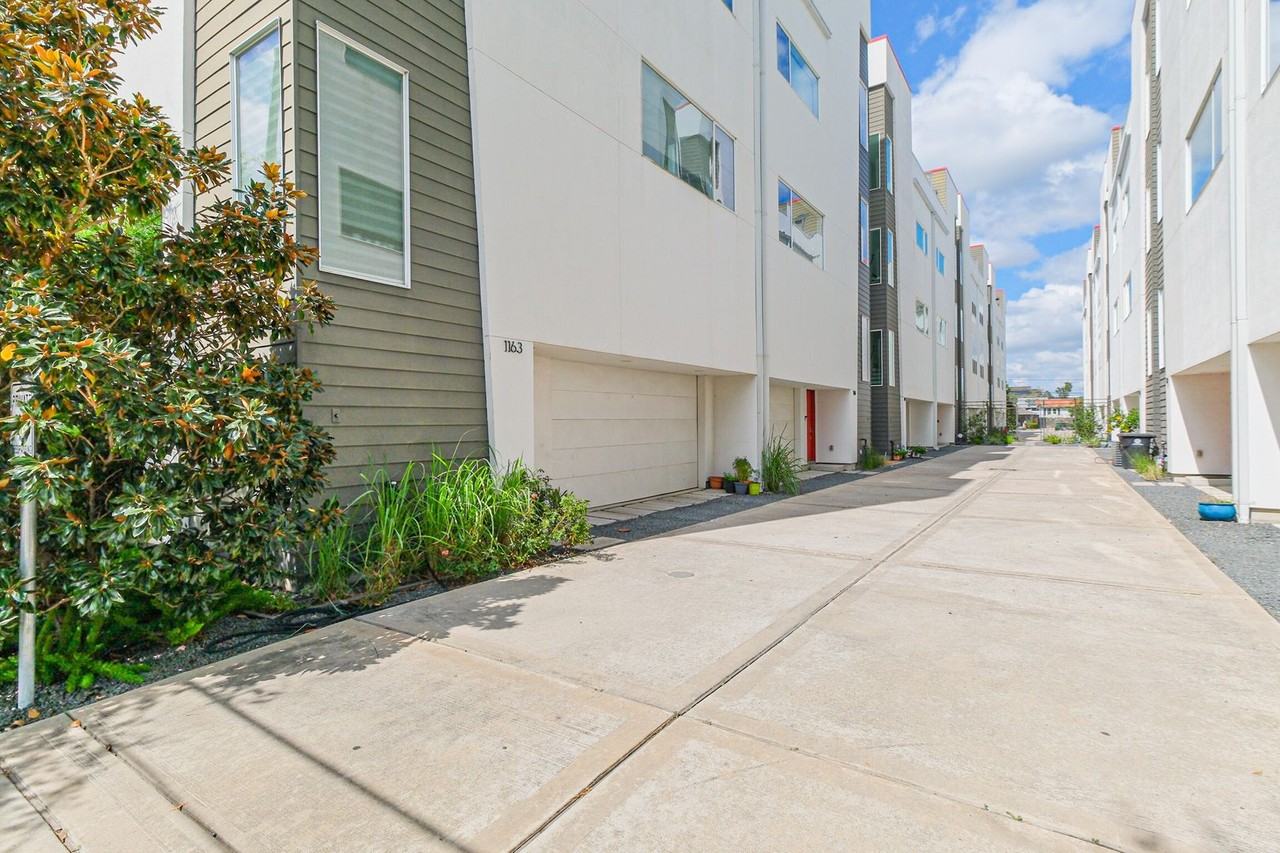 1157 W 18th St - Photo 3 of 44