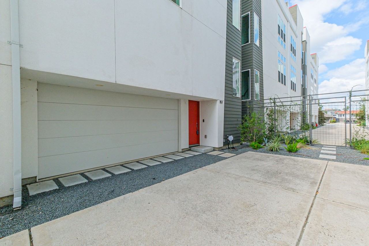 1157 W 18th St - Photo 4 of 44