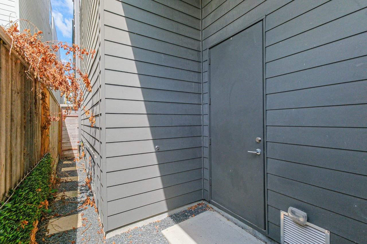 1157 W 18th St - Photo 7 of 44