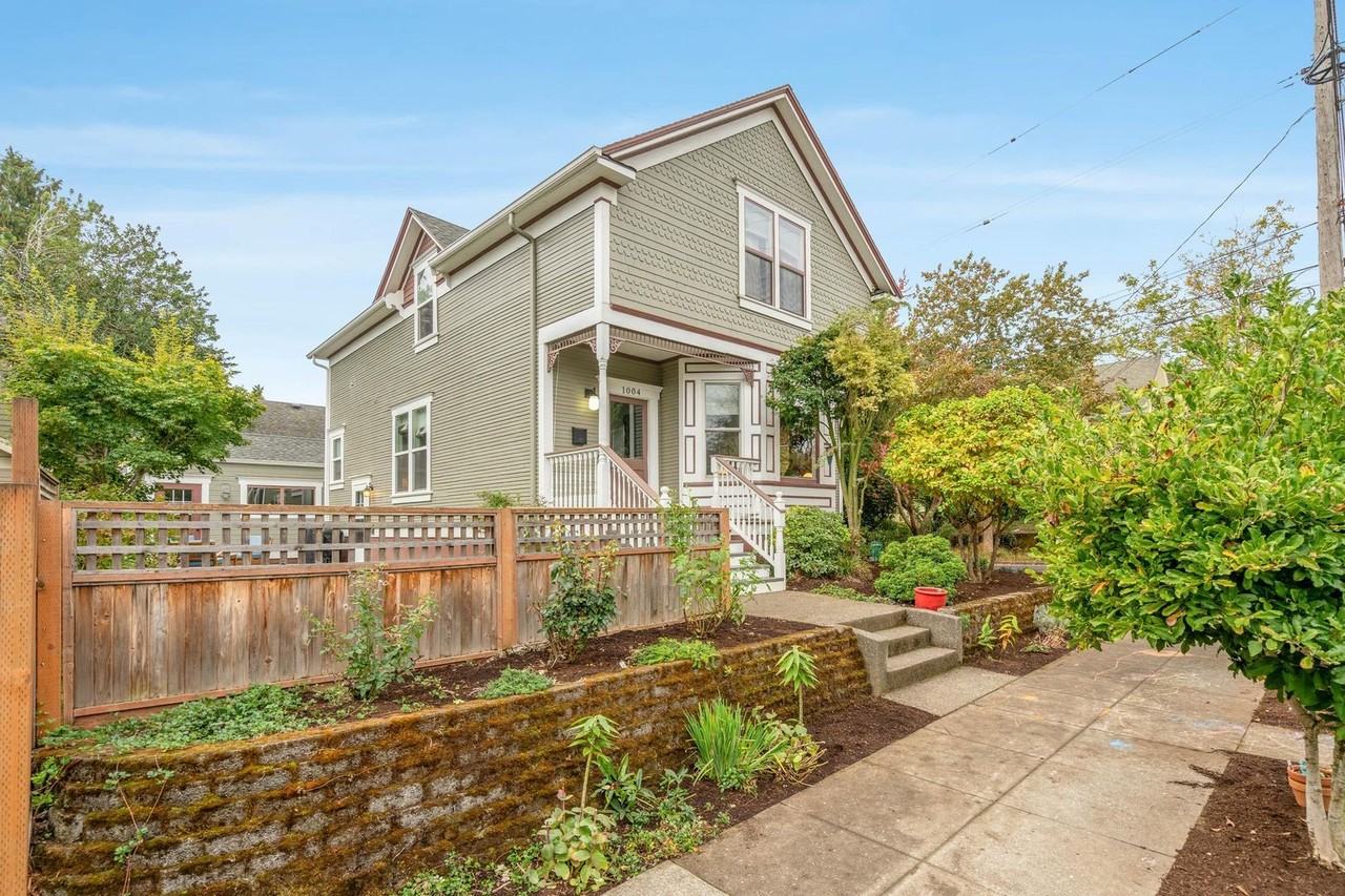 1004 Ne Failing St - Photo 2 of 47