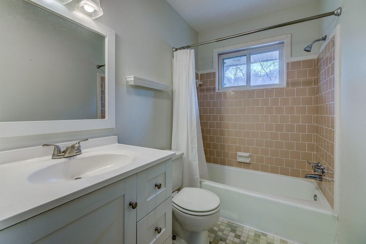 1915 Sussex Rd - Photo 3 of 15