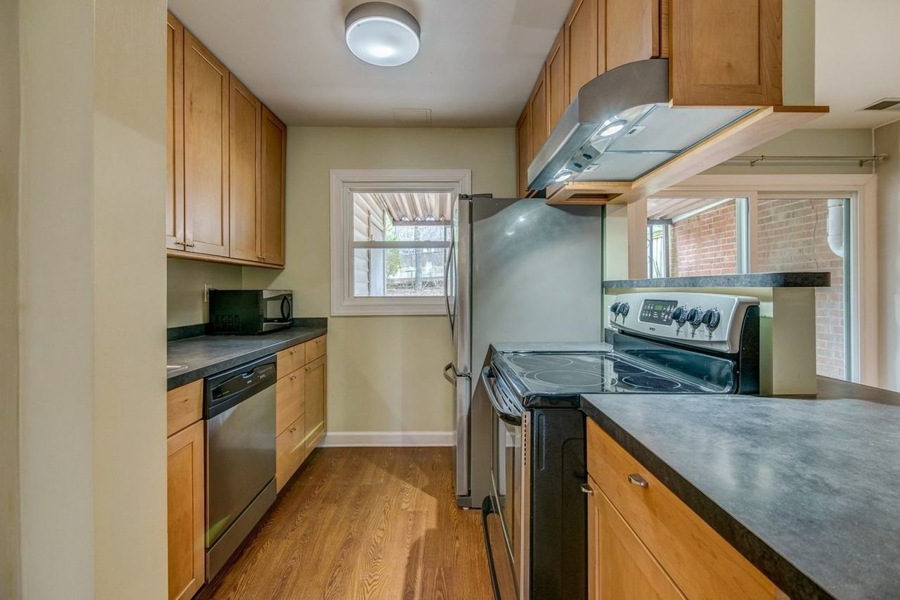 1915 Sussex Rd - Photo 6 of 15