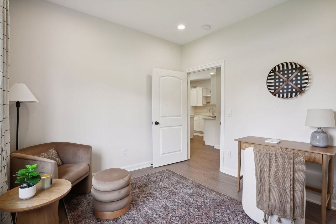 621 South Division Street - Photo 6 of 38