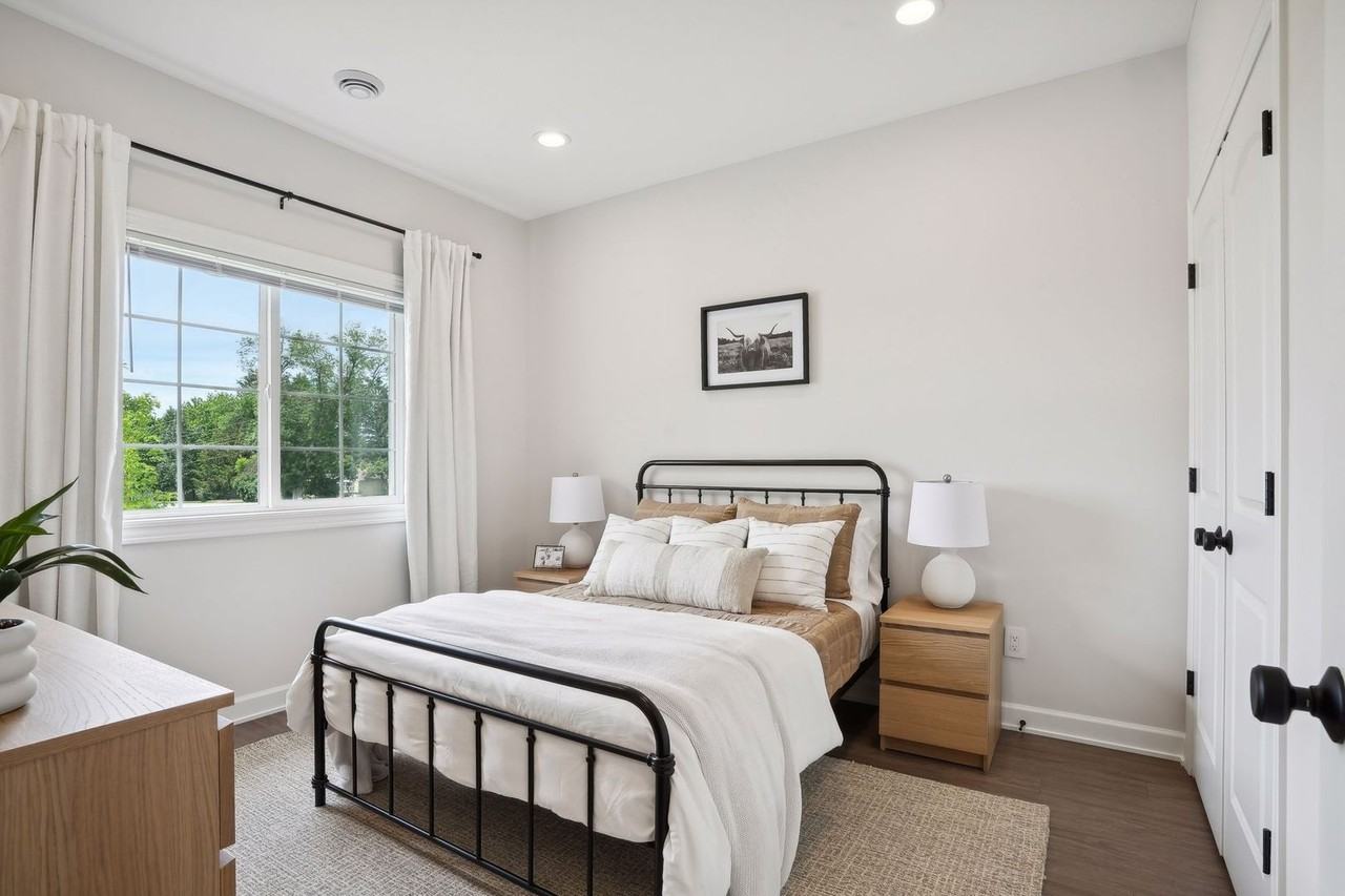 621 South Division Street - Photo 7 of 38