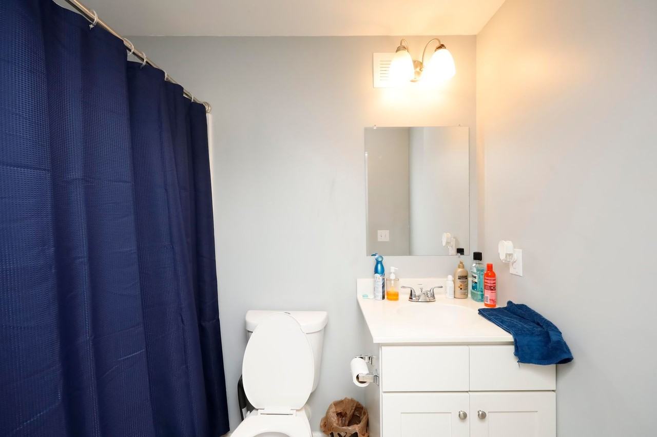 105 Isley St Apt B - Photo 3 of 10