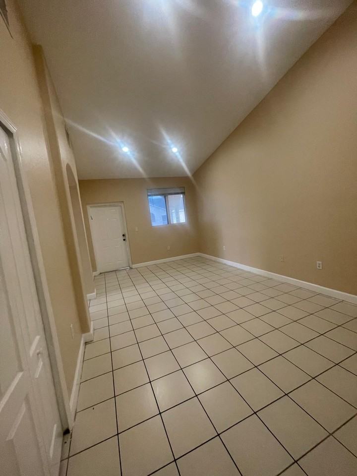 2903 Southeast 17th Avenue - Photo 7 of 29